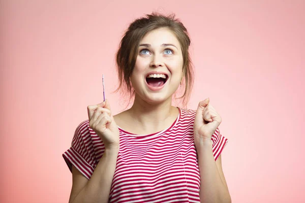 Jovem Mulher Feliz Com Resultado Positivo Teste Gravidez Futura Mãe — Fotografia de Stock