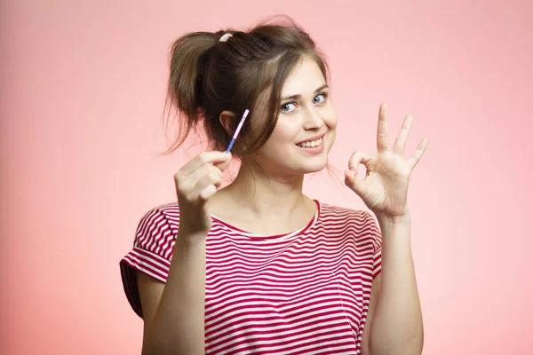Милая Счастливая Молодая Женщина Тестом Беременность Розовом Фоне Студии Девушка — стоковое фото