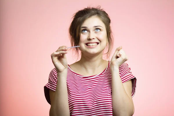 Молодая Счастливая Женщина Положительным Результатом Одноразового Теста Беременность Взволнованная Будущая — стоковое фото