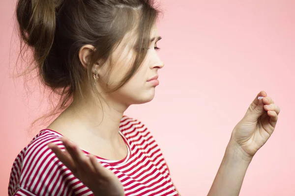 Menina Bonito Está Chateado Com Resultado Teste Gravidez Fundo Estúdio — Fotografia de Stock