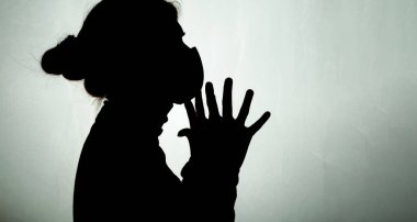 Siyah koruyucu maskeli genç kadın silueti beyaz stüdyo arka planında yüzünü kapatıyor korkmuş kız dehşete kapılmış görünüyor, panik konsepti, bilgi saldırısı, tehlike