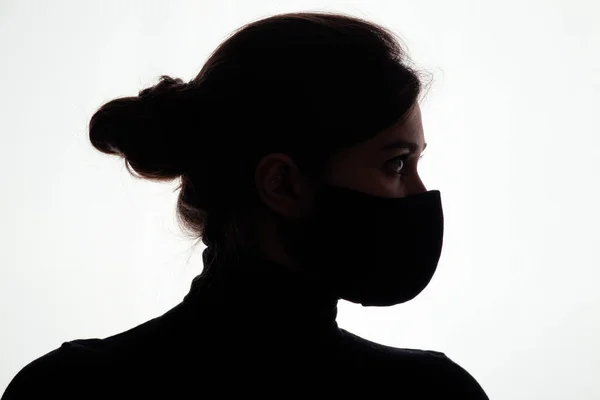 Silueta Profil Mladé Ženy Ochranné Masce Zakrývající Tvář Pozadí Studia — Stock fotografie