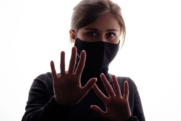Silueta Joven Mujer Asustada Máscara Protectora Negro Fondo Del Estudio — Foto de Stock