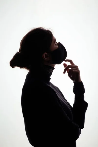 화이트 스튜디오 배경을 보호하기 마스크를 여성의 소녀의 전염병 — 스톡 사진