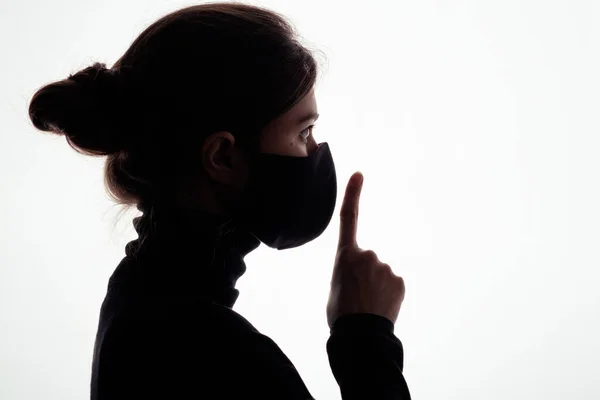 Perfil Silhueta Jovem Mulher Máscara Protetora Mostrando Gesto Silêncio Fundo — Fotografia de Stock