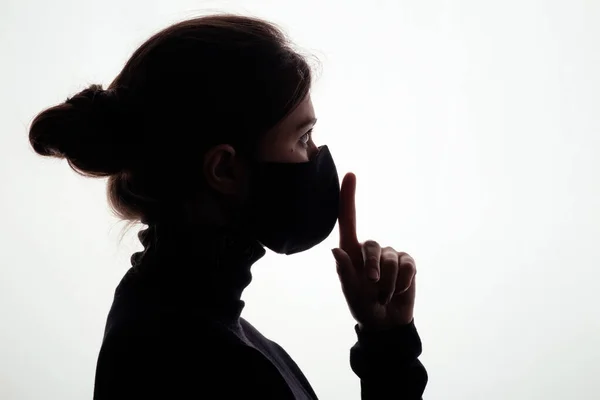Προφίλ Σιλουέτα Της Νεαρής Γυναίκας Προστατευτική Μάσκα Δείχνει Χειρονομία Σιωπή — Φωτογραφία Αρχείου