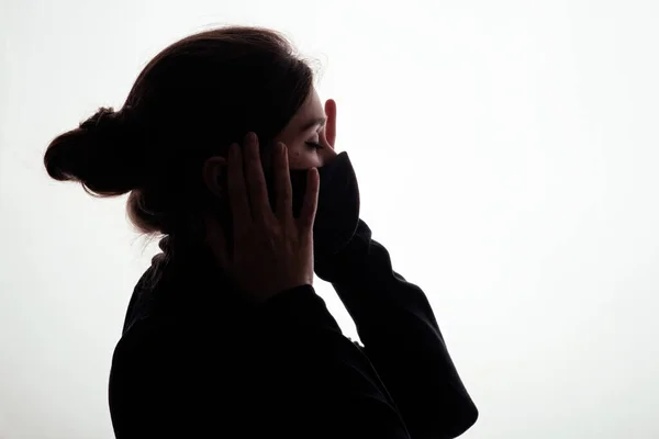 Silhouette Einer Jungen Frau Schwarzer Schutzmaske Die Das Gesicht Auf — Stockfoto