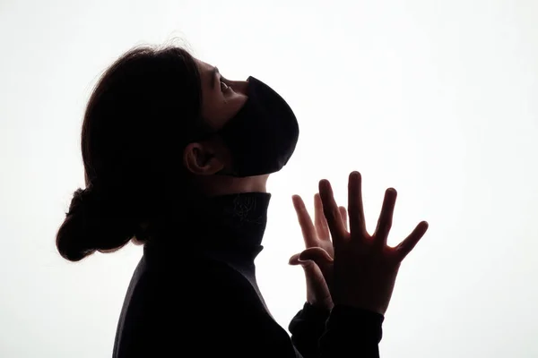 Silueta Mladé Ženy Černé Ochranné Masce Zakrývající Tvář Pozadí Ateliéru — Stock fotografie