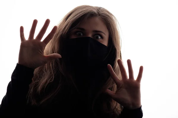 스튜디오 배경에 보안경을 여성의 실루엣 범죄자들 바이러스에 두려움을 — 스톡 사진