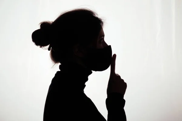 Silhouettenprofil Einer Jungen Frau Schutzmaske Die Geste Schweigen Auf Weißem — Stockfoto