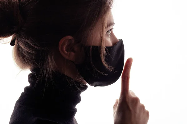 Silhouet Profiel Van Jonge Vrouw Beschermende Masker Tonen Gebaar Stilte — Stockfoto