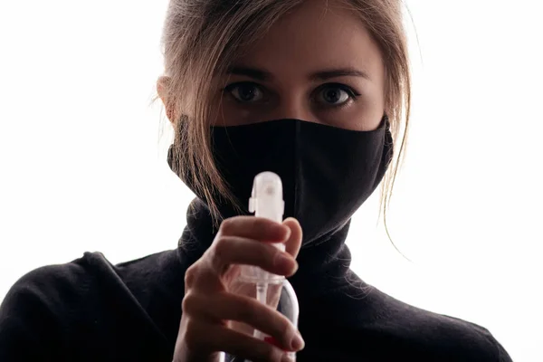Jovem Mulher Máscara Preta Segurando Garrafa Spray Desinfetante Fundo Branco — Fotografia de Stock