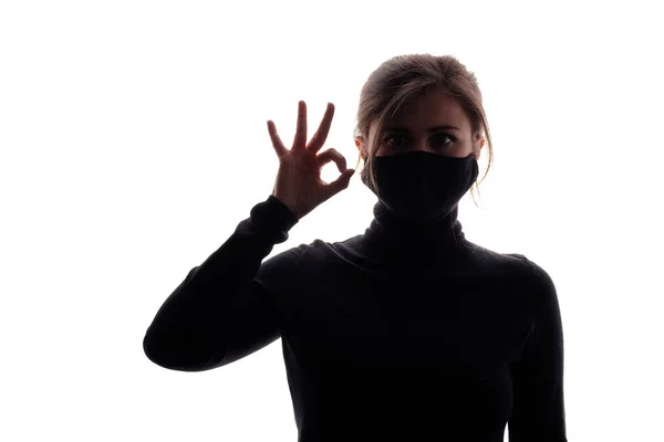 Figura Jovem Mulher Máscara Preta Com Mãos Segurando Pescoço Estilo — Fotografia de Stock