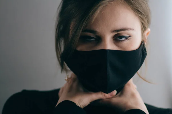 Cara Mulher Máscara Protetora Preta Com Mãos Entrelaçadas Redor Pescoço — Fotografia de Stock