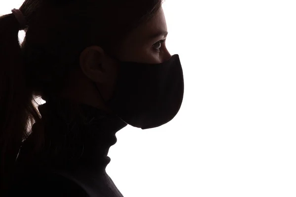 Silueta Profil Mladé Ženy Ochranné Masce Zakrývající Tvář Pozadí Studia — Stock fotografie