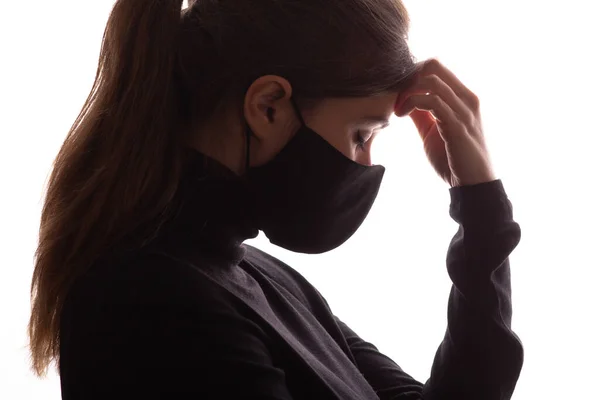 Perfil Silueta Mujer Joven Pensando Máscara Protectora Sobre Fondo Estudio —  Fotos de Stock