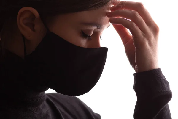 Perfil Silueta Mujer Joven Pensando Máscara Protectora Sobre Fondo Estudio — Foto de Stock