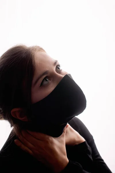 Figuur Jonge Vrouw Zwart Masker Met Handen Samengeknepen Nek Ogen — Stockfoto