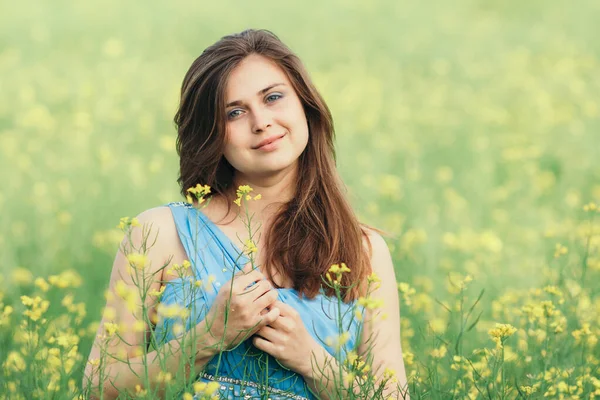 美しいロマンチックな女の子上の開花菜の花畑自然を楽しんで 若いエレガントな女性が歩く — ストック写真