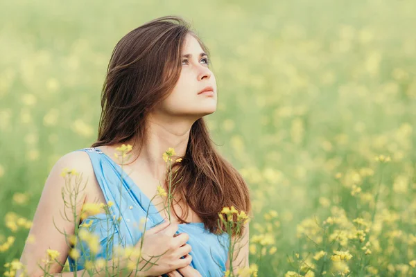 Bela Menina Romântica Florescendo Campo Colza Apreciando Natureza Jovem Mulher — Fotografia de Stock