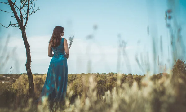 Bella Ragazza Romantica Godendo Natura Con Soffice Erba Piuma Mano — Foto Stock