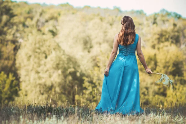 Bella Ragazza Romantica Godendo Natura Con Soffice Erba Piuma Mano — Foto Stock