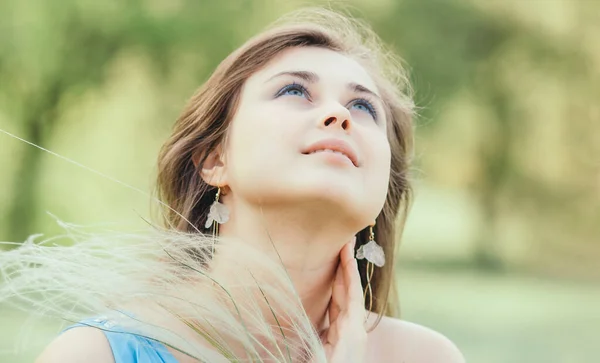 Schöne Romantische Mädchen Genießen Die Natur Mit Flauschigem Federgras Den — Stockfoto