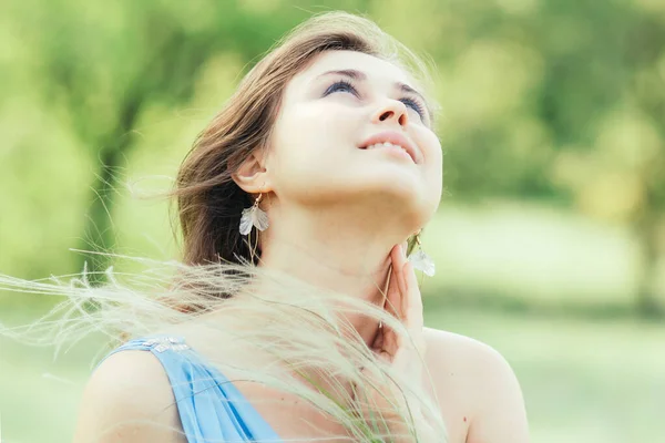 Schöne Romantische Mädchen Genießen Die Natur Mit Flauschigem Federgras Den — Stockfoto