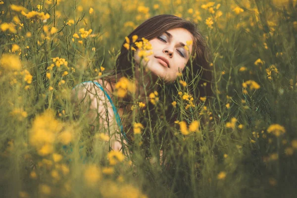 Schöne Romantische Mädchen Auf Blühenden Rapsfeld Genießen Die Natur Junge — Stockfoto