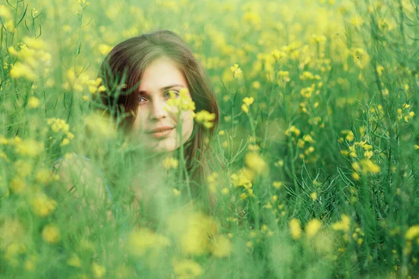 Hermosa Chica Romántica Flor Campo Colza Disfrutando Naturaleza Mujer Joven — Foto de Stock