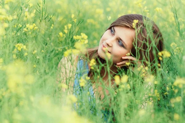 美しいロマンチックな女の子の開花菜の花畑自然を楽しんで 若いエレガントな女性の歩行 かなり女性の顔 コンセプトの幸福 インスピレーション — ストック写真