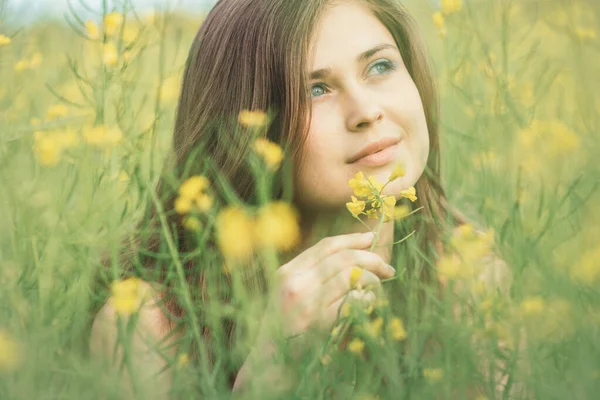 Beautiful Romantic Girl Blooming Rapeseed Field Enjoying Nature Young Elegant — стоковое фото