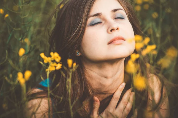 Beautiful Romantic Girl Blooming Rapeseed Field Enjoying Nature Young Elegant — стоковое фото