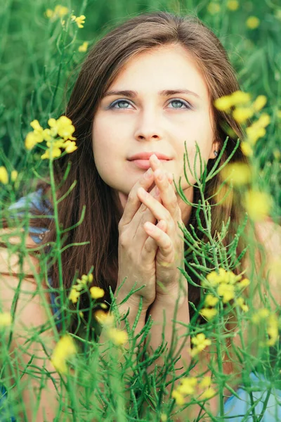 Bella Ragazza Romantica Sul Campo Colza Fiore Godendo Della Natura — Foto Stock