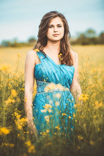 Linda Menina Romântica Campo Colza Florescendo Apreciando Natureza Jovem Mulher — Fotografia de Stock