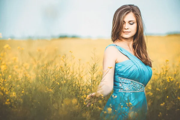 Hermosa Chica Romántica Flor Campo Colza Disfrutando Naturaleza Joven Mujer —  Fotos de Stock