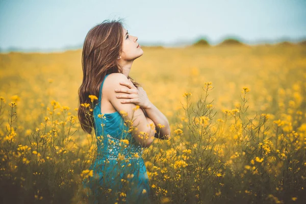 Beautiful Romantic Girl Blooming Rapeseed Field Enjoying Nature Happyoung Elegant — Stock Photo, Image