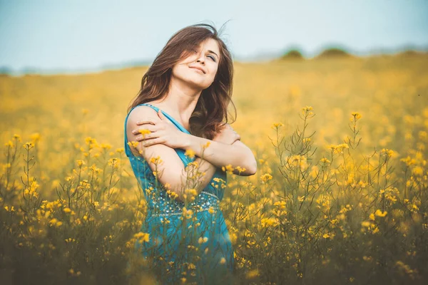 Hermosa Chica Romántica Abrazó Campo Colza Flor Disfrutando Naturaleza Joven — Foto de Stock