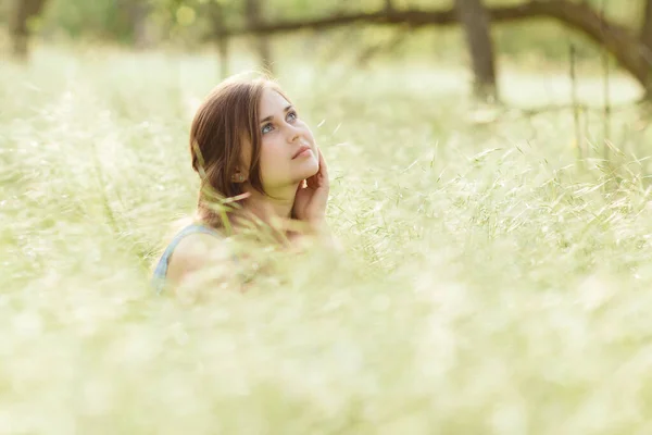 Hermosa Chica Romántica Sentada Campo Espiguillas Disfrutar Naturaleza Joven Mujer — Foto de Stock