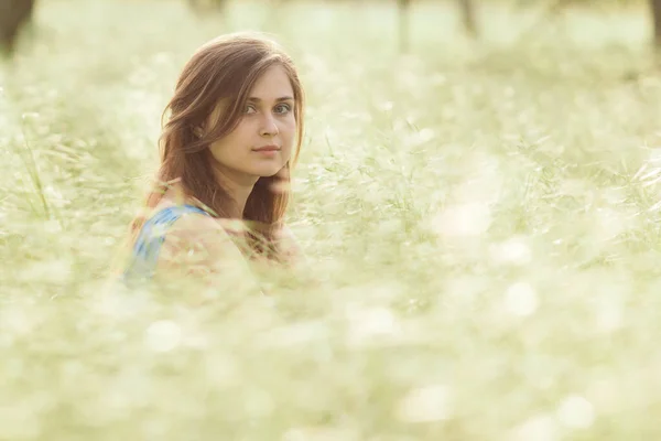 Mooi Romantisch Meisje Zitten Het Veld Van Spikeletten Genieten Van — Stockfoto