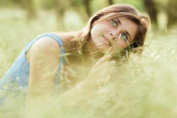 Schöne Romantische Mädchen Sitzt Auf Feld Der Stacheln Und Genießt — Stockfoto