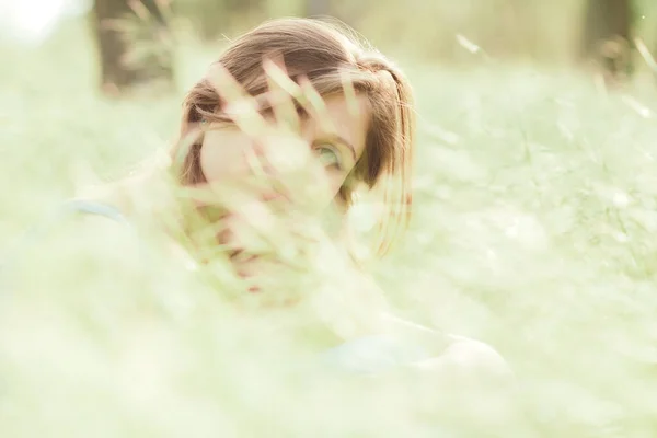 Bella Ragazza Romantica Seduta Sul Campo Spighette Godersi Natura Giovane — Foto Stock