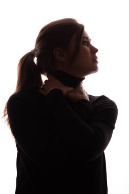 Boynunu sıkan siyah giysili güzel bir kadının portre yüzü 2020 'de karantina ve salgın altında olmak insanı boğuyor. Tehlike rehine kavramı.