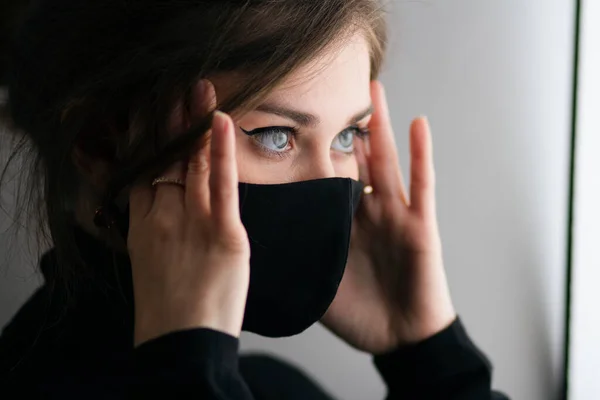 Retrato Jovem Mulher Bonita Preto Protetor Máscara Elegante Com Mão — Fotografia de Stock