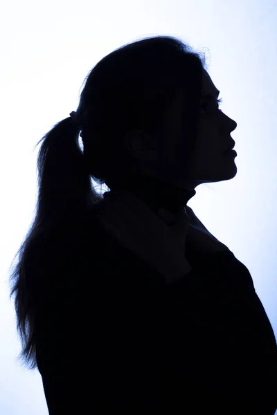 Silhouette Mädchenporträt Auf Weißem Isolierten Hintergrund Junge Frau Schwarzer Kleidung — Stockfoto