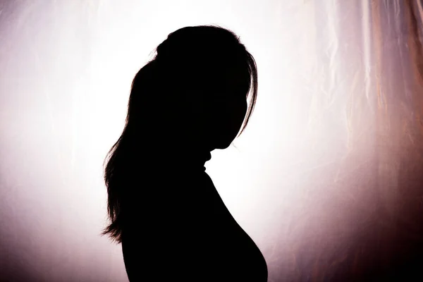 Silhouet Van Meisje Vuil Dramatisch Achtergrond Jonge Vrouw Figuur Kijken — Stockfoto