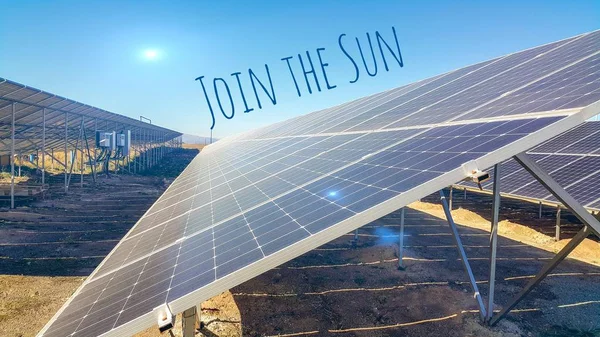 太阳能电池板安装在地上 阳光照射在其上 环保可再生能源 廉价现代的发电方式 加入了太阳能的行列 — 图库照片