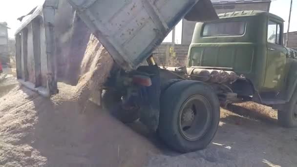 卡车把沙子倒在地上作建筑之用 — 图库视频影像
