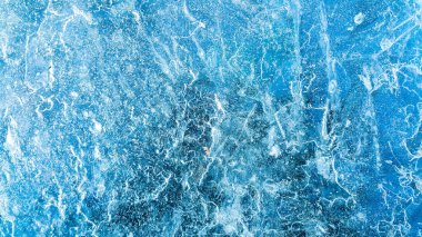 Kış ayının aralık ayında, buzul arka planda, nehrin suyu dondu ve güzel desenler ortaya çıktı, güneşin altında parlayarak, kış havası yarattı..