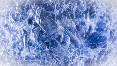 Kış ayının aralık ayında, buzul arka planda, nehrin suyu dondu ve güzel desenler ortaya çıktı, güneşin altında parlayarak, kış havası yarattı..